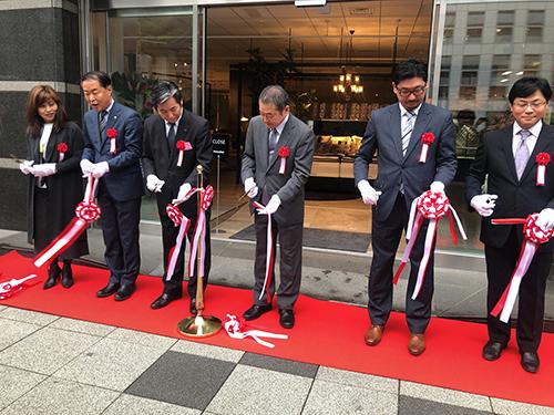 テープカットの様子